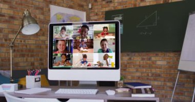 Video görüşmesi sırasında bilgisayar ekranında bir grup öğrenci var. Çevrimiçi eğitim karantina süresince evde tek başına kalıyor..