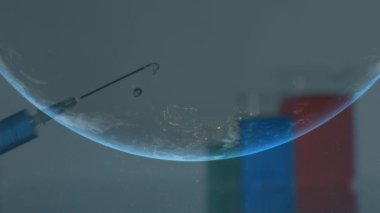 Şırınga dolu bir sıvıyla dönen dünyanın animasyonu. Coronavirus covid 19 salgını sırasında sağlık ve korunma, dijital olarak üretilen video