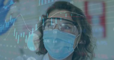 Yüz maskesi takan Covid-19 aşısı taşıyan bilim adamlarının istatistiklerini gösteren dijital arayüz animasyonu. Coronavirus covid 19 salgını sırasında sağlık ve korunma, dijital olarak üretilen video