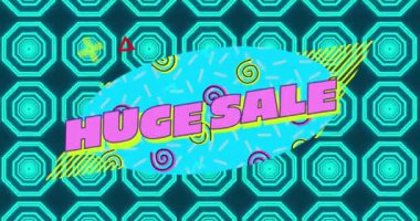 Soyut şekil ve yeşil desen üzerine pembe harflerle büyük satış metinlerinin animasyonu. Alışveriş, perakende ve tasarruf konsepti dijital olarak oluşturuldu.