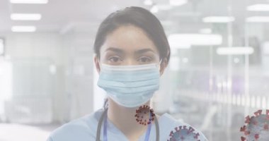 Yüzen kovid 19 hücrelerinin animasyonu. Bilim adamı yüz maskesi takan kameraya bakıyor. Coronavirus covid 19 salgını sırasında sağlık ve korunma, dijital olarak üretilen video