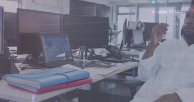 Ofiste çalışan bir adamla istatistikleri gösteren dijital arayüz animasyonu. Dijital arayüz ve küresel iş, dijital olarak oluşturulan video