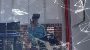 Ofiste VR kulaklığı kullanan Hintli bir kadına karşı kurulan bağlantı ağının dijital videosu. küresel ağ ve iş konsepti