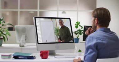 Beyaz erkek öğrenci, erkek öğretmenle video görüşmesinde bilgisayar kullanıyor. Çevrimiçi eğitim karantina süresince evde tek başına kalıyor..
