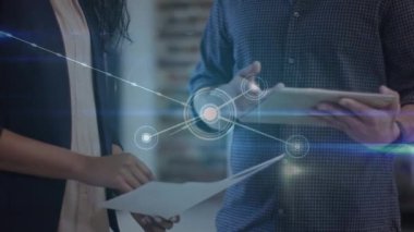 Ofiste tokalaşan çeşitli erkek ve kadın iş arkadaşlarının orta kesimine karşı olan bağlantılar. küresel ağ ve iş konsepti