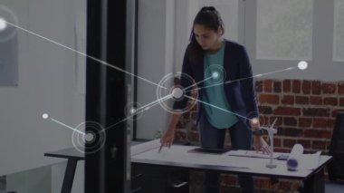 Ofiste plan üzerinde çalışan Hintli kadına karşı olan bağlantıların dijital birleşik videosu. küresel ağ ve iş konsepti