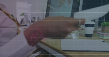 Ofisteki meslektaşlarının yüz maskesi taktığı istatistikleri gösteren dijital arayüz animasyonu. Coronavirus covid 19 salgını sırasında sağlık ve koruma dijital olarak üretilen video