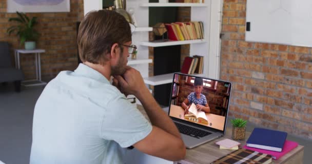 Учитель Европеец Использует Ноутбук Видеозвонка Школьницей Онлайн Обучение Пребывание Дома — стоковое видео
