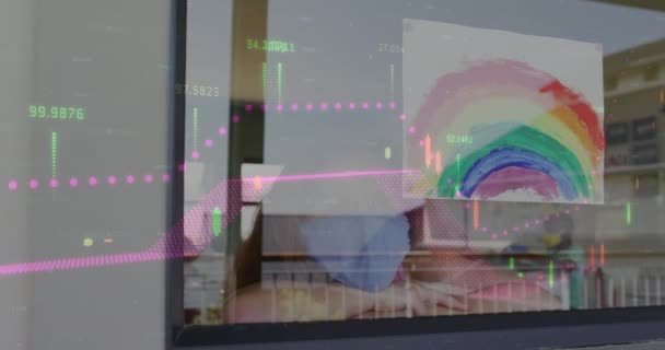 虹色のドローイングで窓辺の仮面の統計と少女のアニメーション コロナウイルスの間の医療と保護は19のパンデミックを克服し デジタルで生成されたビデオ — ストック動画