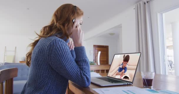 Maestra Caucásica Usando Portátil Auriculares Telefónicos Videollamada Con Escolar Educación — Vídeo de stock