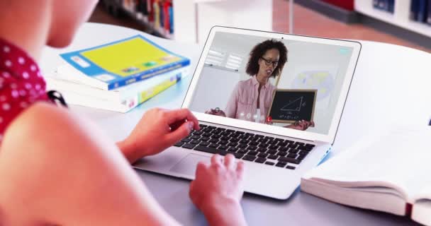 Кавказька Студентка Використовує Ноутбук Відео Дзвінку Вчителькою Жінкою Онлайн Освіта — стокове відео