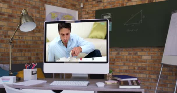 Biały Student Ekranie Komputera Podczas Rozmowy Wideo Edukacja Online Domu — Wideo stockowe