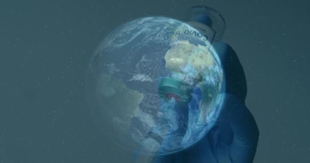 Animatie Van Ronddraaiende Globe Met Een Wetenschapper Die Injectiespuit Vult — Stockvideo