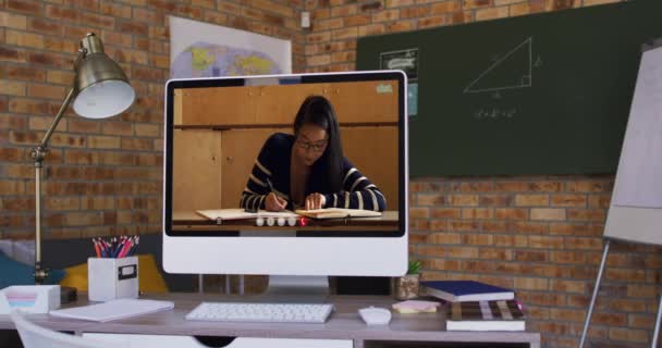 混血女学生在视频通话期间在电脑屏幕上学习 在隔离隔离期间 在线教育在家中自我隔离 — 图库视频影像