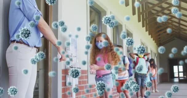 Animacja Komórek Koronawirusowych Zamaskowanymi Uczniami Dezynfekującymi Ręce Przed Zajęciami Opieka — Wideo stockowe