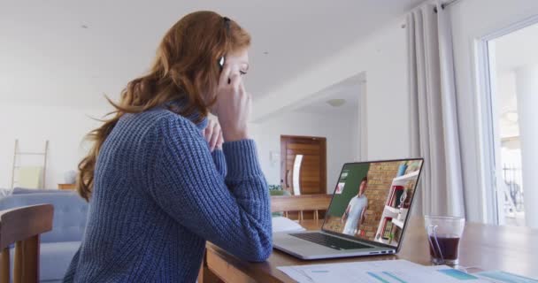 Mahasiswa Perempuan Kaukasia Menggunakan Laptop Dan Headset Telepon Pada Panggilan — Stok Video