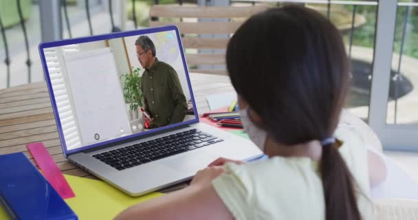 Blank Schoolmeisje Gezichtsmasker Met Laptop Videogesprek Met Mannelijke Leraar Online — Stockvideo