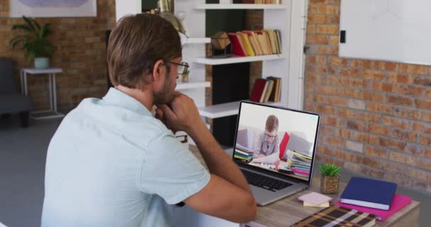 Kaukasische Männliche Lehrer Mit Laptop Auf Videoanruf Mit Schüler Online — Stockvideo