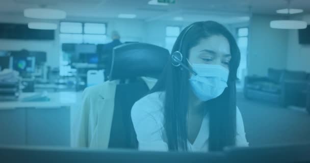 フェイスマスクを着用してオフィスで働く女性との言葉の社会的距離のアニメーション コロナウイルスの間の医療と保護は19のパンデミックを克服し デジタルで生成されたビデオ — ストック動画