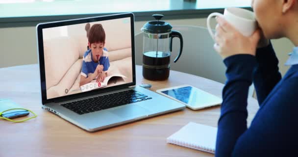 Maestra Caucásica Usando Laptop Videollamada Con Colegial Tomando Notas Educación — Vídeos de Stock