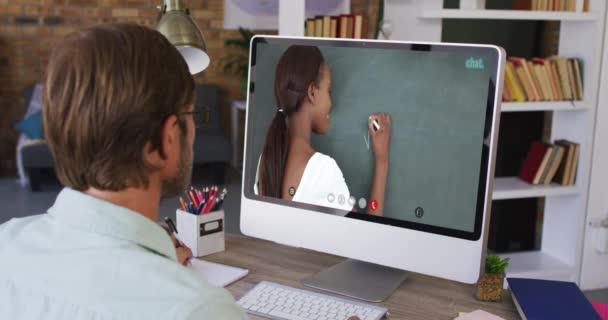 Beyaz Erkek Öğrenci Bayan Öğretmenle Video Görüşmesinde Bilgisayar Kullanıyor Çevrimiçi — Stok video