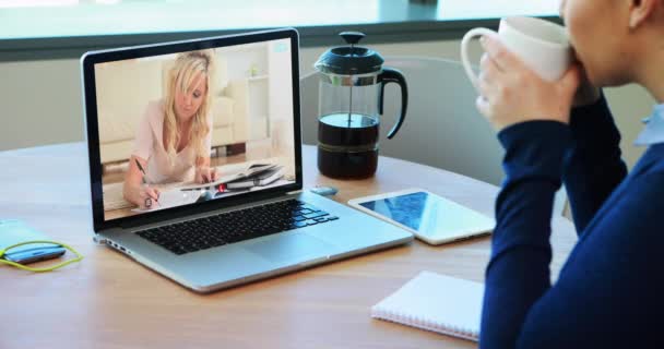 Professora Branca Usando Laptop Videochamada Com Estudante Fazendo Anotações Educação — Vídeo de Stock