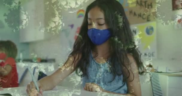 Κινούμενα Σχέδια Των Κυττάρων Του Coronavirus Και Μαθήτρια Φορώντας Μάσκα — Αρχείο Βίντεο