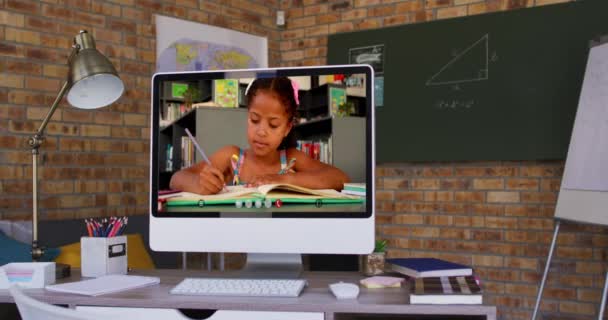 Escuela Mixta Carreras Aprendiendo Pantalla Computadora Durante Videollamada Educación Línea — Vídeo de stock