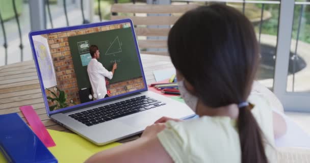 Кавказская Школьница Маске Использует Ноутбук Видеозвонка Учителем Мужчиной Онлайн Обучение — стоковое видео