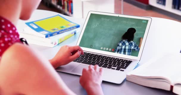 여학생이 교사와 비디오 통화를 컴퓨터를 사용하고 있습니다 있으면서 온라인 교육을 — 비디오