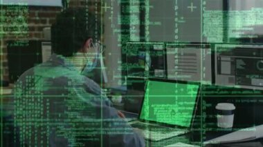 Ofiste dizüstü bilgisayar belgelerini kullanan beyaz bir adama karşı veri işleme videosu. Coronavirus covid 19 salgını sırasında çevrimiçi bilgisayar güvenliği ve işi