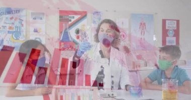 Sınıftaki çocukların yüz maskesi taktığı istatistiklerin animasyonu. Coronavirus covid 19 salgını sırasında sağlık ve korunma, dijital olarak üretilen video.