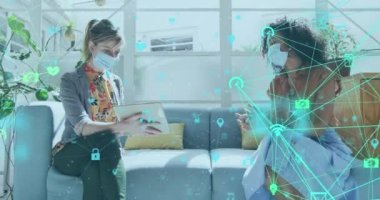 Ofisteki iş arkadaşlarıyla yüz maskesi takan sosyal simgelerle olan bağlantıların animasyonu. Coronavirus covid 19 salgını sırasında sağlık ve korunma, dijital olarak üretilen video