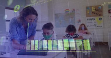 Sınıftaki çocukların yüz maskesi taktığı istatistiklerin animasyonu. Coronavirus covid 19 salgını sırasında sağlık ve korunma, dijital olarak üretilen video.