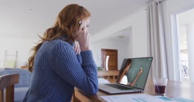 Kadın öğretmenle video görüşmesinde bilgisayar ve kulaklık kullanan beyaz bir kız öğrenci. Çevrimiçi eğitim karantina süresince evde tek başına kalıyor..