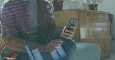 Ofiste yüz maskesi takan bir adamın akıllı telefon kullandığı istatistik animasyonu. Coronavirus covid 19 salgını sırasında sağlık ve korunma, dijital olarak üretilen video