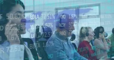 Ofiste birlikte çalışan çeşitli meslektaşlarla istatistikleri gösteren dijital arayüz animasyonu. dijital arayüz ve küresel iş, dijital olarak oluşturulan video