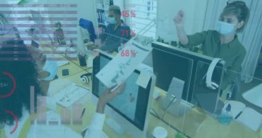 Ofisteki meslektaşlarının yüz maskesi taktığı istatistikleri gösteren dijital arayüz animasyonu. Coronavirus covid 19 salgını sırasında sağlık ve koruma dijital olarak üretilen video