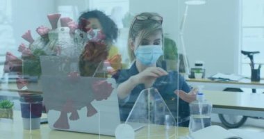 Ofisteki iş arkadaşlarıyla yüz maskesi takarak kovan 19 hücresinin animasyonu. Coronavirus covid 19 salgını sırasında sağlık ve korunma, dijital olarak üretilen video