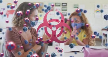 Biyolojik tehlike animasyonu, kadın öğretmen ve maskeli kız öğrenci üzerinde covid 19 hücreyi işaret ediyor. Coronavirus covid 19 salgını sırasında sağlık ve korunma, dijital olarak üretilen vide