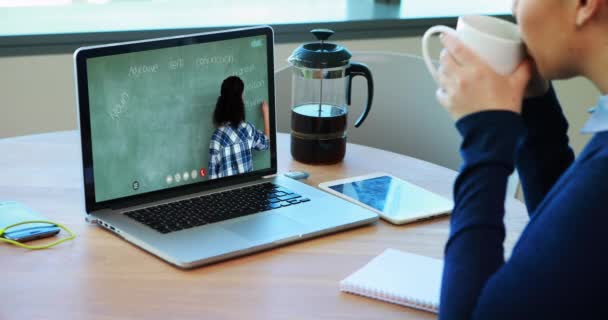 Estudante Branca Usando Laptop Videochamada Com Professora Fazendo Anotações Educação — Vídeo de Stock