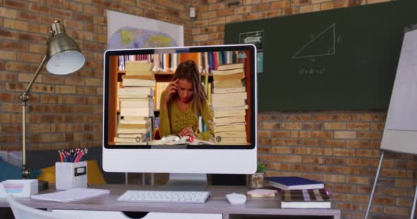 Студентки Смешанных Рас Учатся Экране Компьютера Время Видеозвонка Онлайн Обучение — стоковое видео