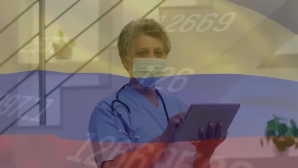 Animacja Flagi Kolumbii Statystyki Lekarzem Maską Ściągającą Tabletkę Opieka Zdrowotna — Wideo stockowe
