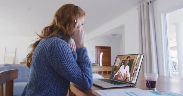 Estudiante Caucásica Usando Portátil Auriculares Telefónicos Videollamada Con Maestro Varón — Vídeos de Stock