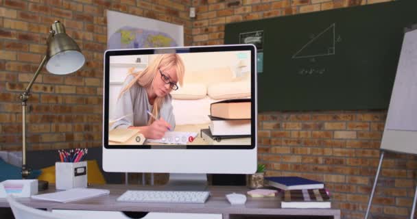 ビデオ通話中にコンピュータ画面で学習白人女性学生 隔離中に自宅に隔離されているオンライン教育 — ストック動画
