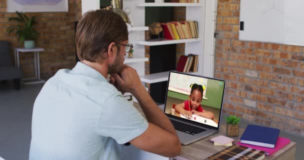 Maestra Caucásica Usando Portátil Videollamada Con Colegiala Educación Línea Permaneciendo — Vídeos de Stock