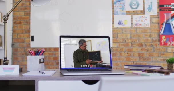 Gemengde Race Mannelijke Leraar Weergegeven Laptop Scherm Tijdens Videogesprek Online — Stockvideo