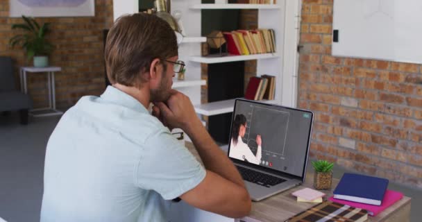 Kaukasische Männliche Schüler Mit Laptop Auf Videoanruf Mit Lehrerin Online — Stockvideo