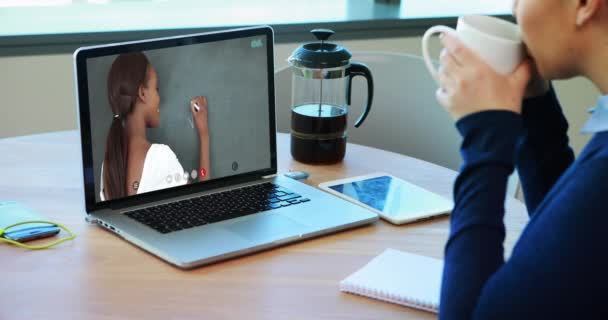 Kaukázusi Diáklány Laptopot Használ Videóhívásra Női Tanárral Jegyzetel Online Oktatás — Stock videók