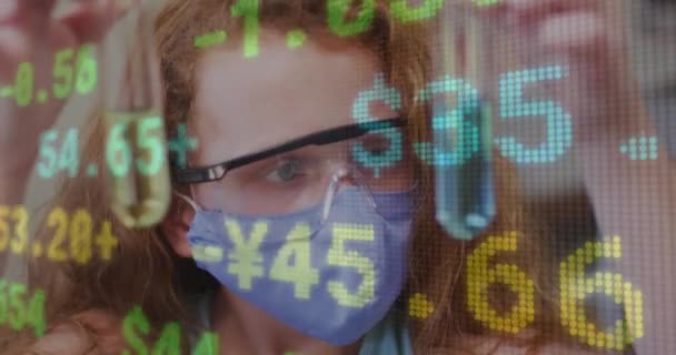 Animacja Interfejsu Cyfrowego Pokazującego Statystyki Naukowcem Porównującym Płyny Noszące Maski — Wideo stockowe